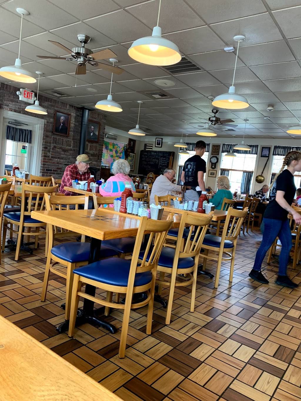 Saras Family Restaurant | restaurant | 5792 Coventry Ln, Fort Wayne, IN 46804, USA | 2604364185 OR +1 260-436-4185