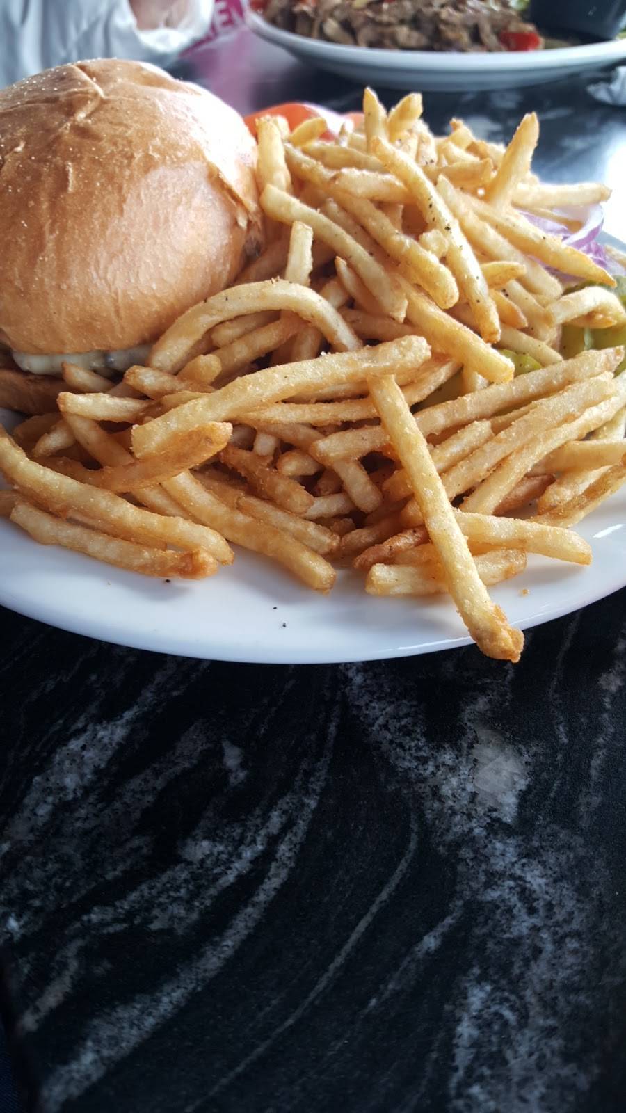 Regal Beagle | restaurant | 3043 Godfrey Rd, Godfrey, IL 62035, USA | 6184662112 OR +1 618-466-2112