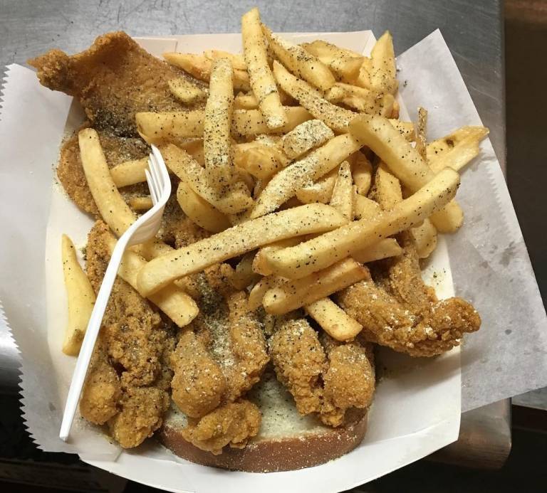 Harolds Chicken Shack West Loop | restaurant | 1501 W Madison St, Chicago, IL 60607, USA | 3122269866 OR +1 312-226-9866