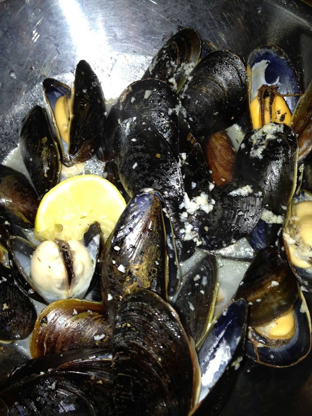 Out Of The Blue | restaurant | 215 Elm St, Somerville, MA 02144, USA | 6177765020 OR +1 617-776-5020