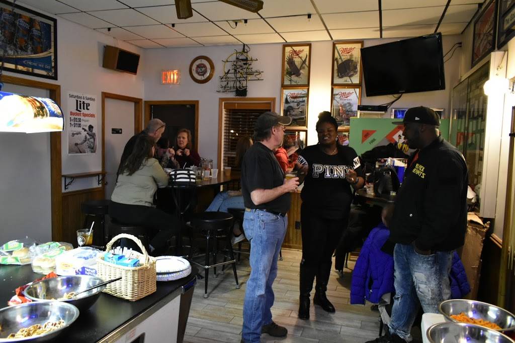 Golden Lion Sports Bar | restaurant | 1709 Rawson Ave, South Milwaukee, WI 53172, USA | 4147641510 OR +1 414-764-1510