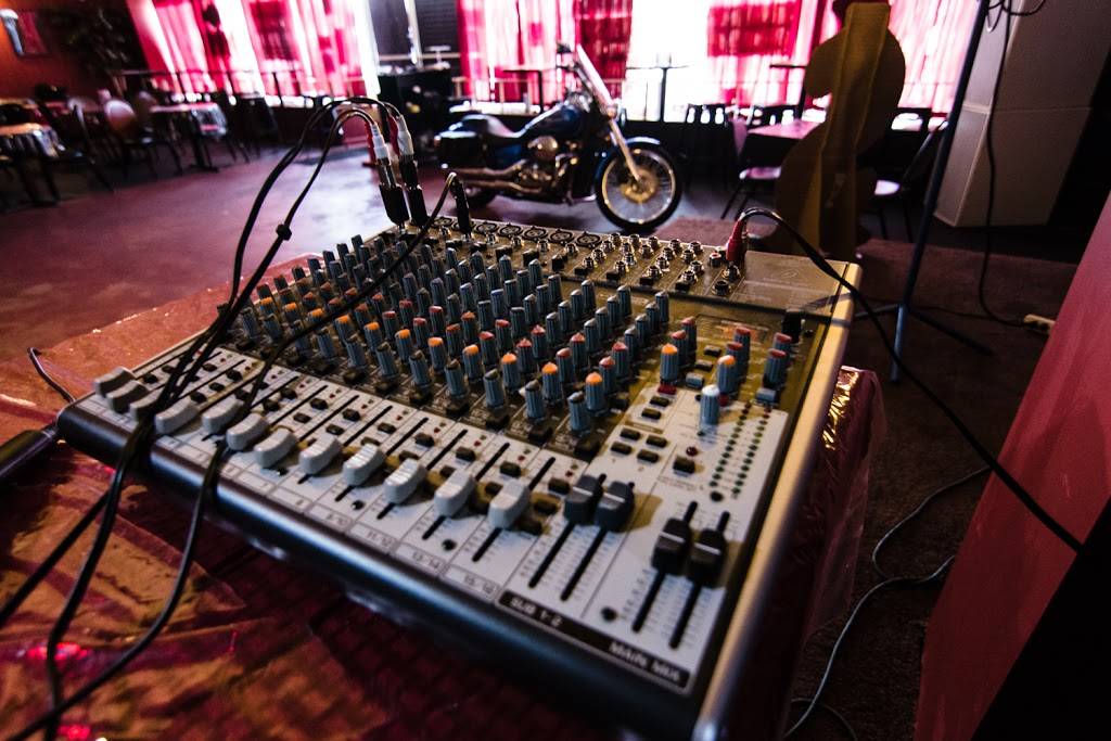 Bettys Blues After Dark | restaurant | 17260 US-64, Somerville, TN 38068, USA | 9012357254 OR +1 901-235-7254