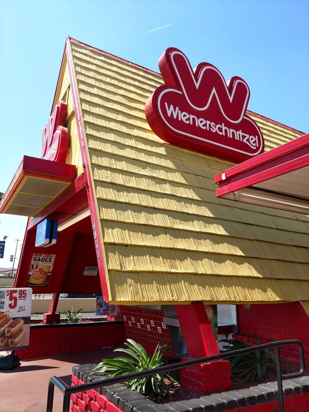 Wienerschnitzel | restaurant | 120 S Clovis Ave, Fresno, CA 93727, USA | 5592519347 OR +1 559-251-9347