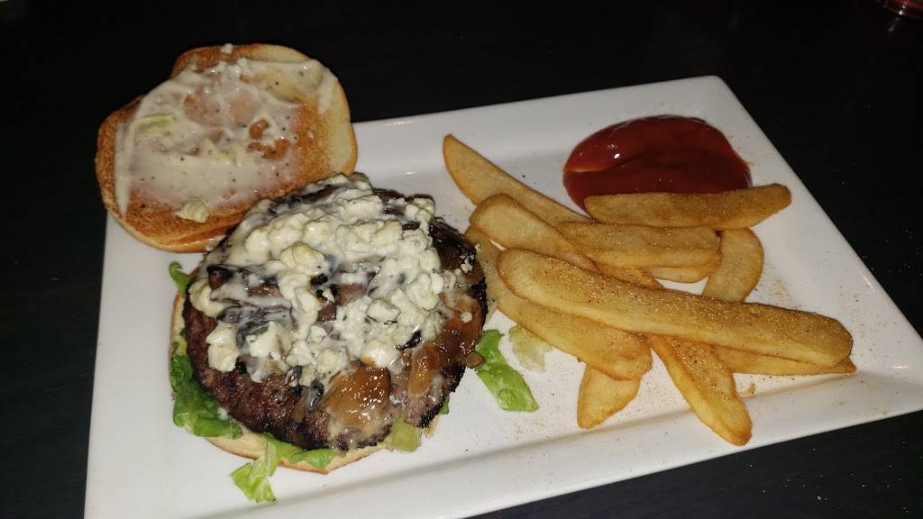 Red Robin Gourmet Burgers and Brews | restaurant | 4080 Maple Rd, Amherst, NY 14226, USA | 7168344100 OR +1 716-834-4100