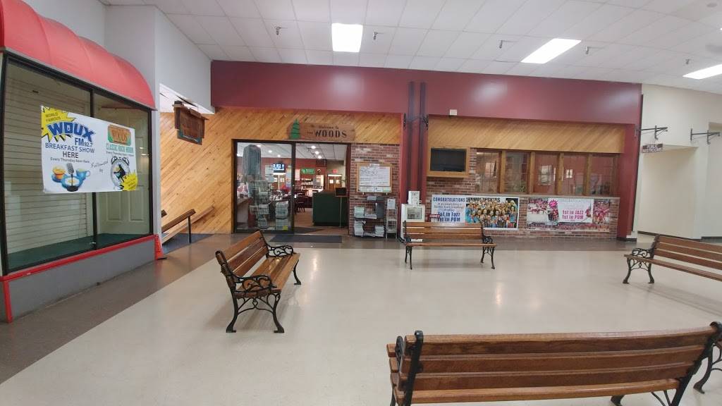 Waupaca Woods Restaurant | restaurant | 815 W Fulton St, Waupaca, WI 54981, USA | 7152587400 OR +1 715-258-7400