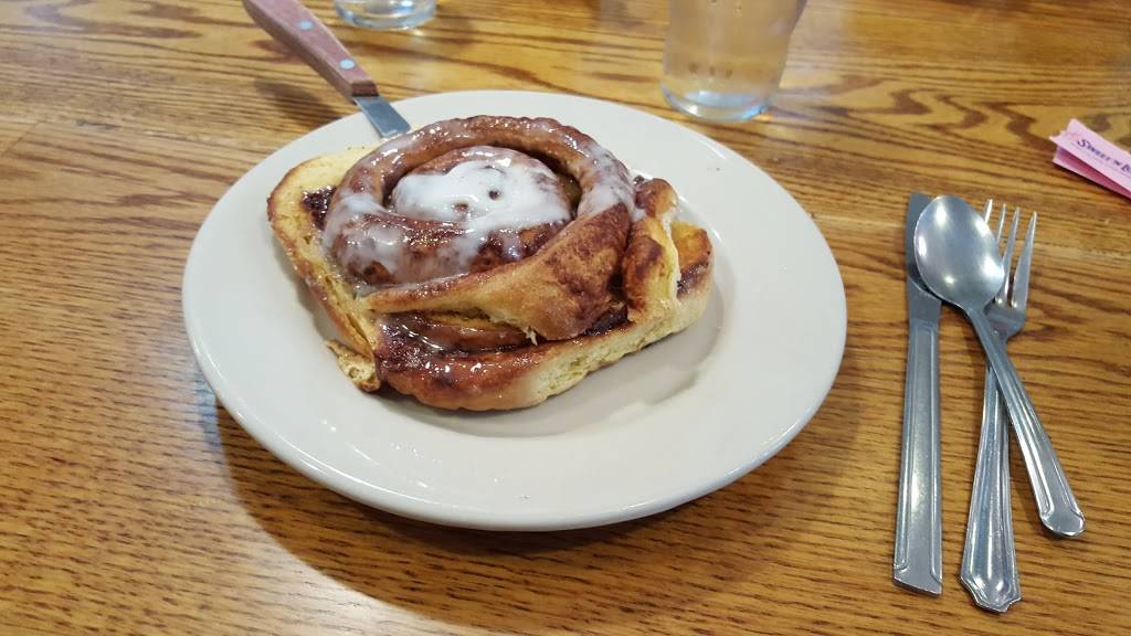 Dots | restaurant | 3 W Main St, Wilmington, VT 05363, USA | 8024647284 OR +1 802-464-7284