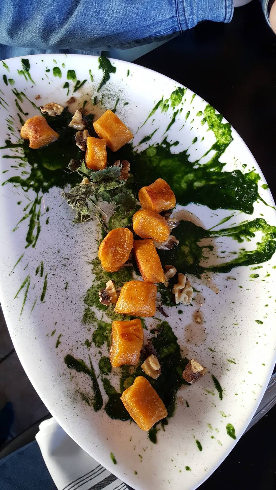 Market Table Bistro | restaurant | 13 E Broad Way, Lovettsville, VA 20180, USA | 5408223008 OR +1 540-822-3008