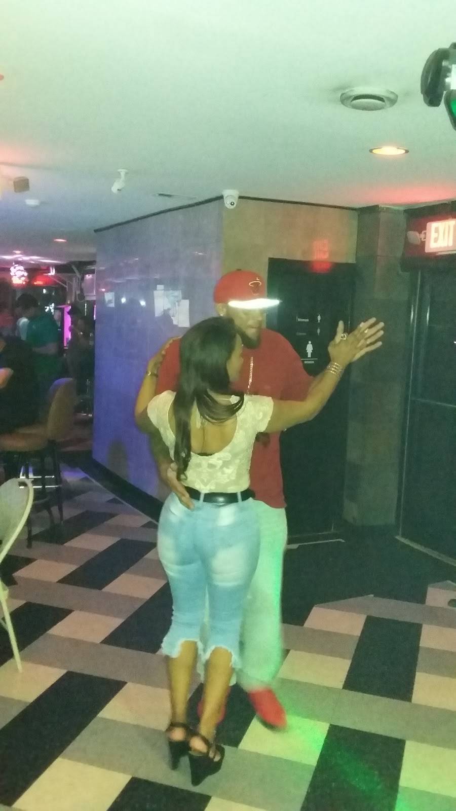 Yo Maxis Bar & Grill | restaurant | 423 W Bristol St, Philadelphia, PA 19140, USA | 2673355238 OR +1 267-335-5238