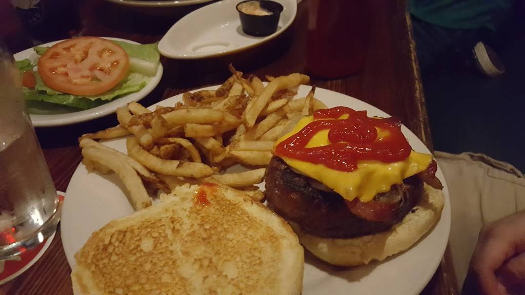 Madra Rua Irish Pub | restaurant | 2066 N Main St, Summerville, SC 29483, USA | 8438219434 OR +1 843-821-9434