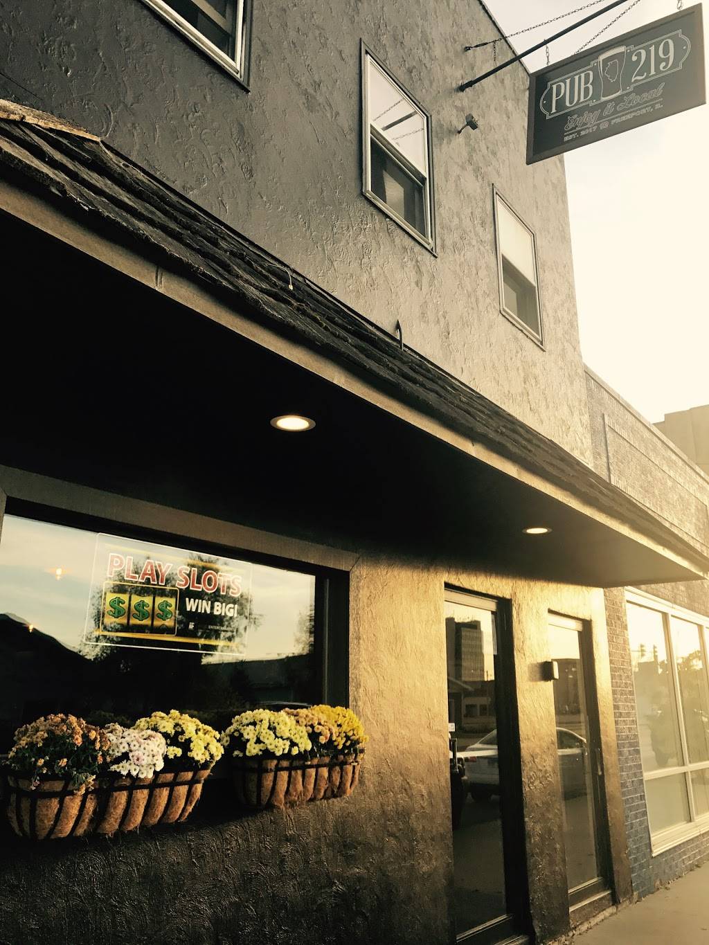 Pub 219 | restaurant | 219 E Stephenson St, Freeport, IL 61032, USA | 8156165068 OR +1 815-616-5068