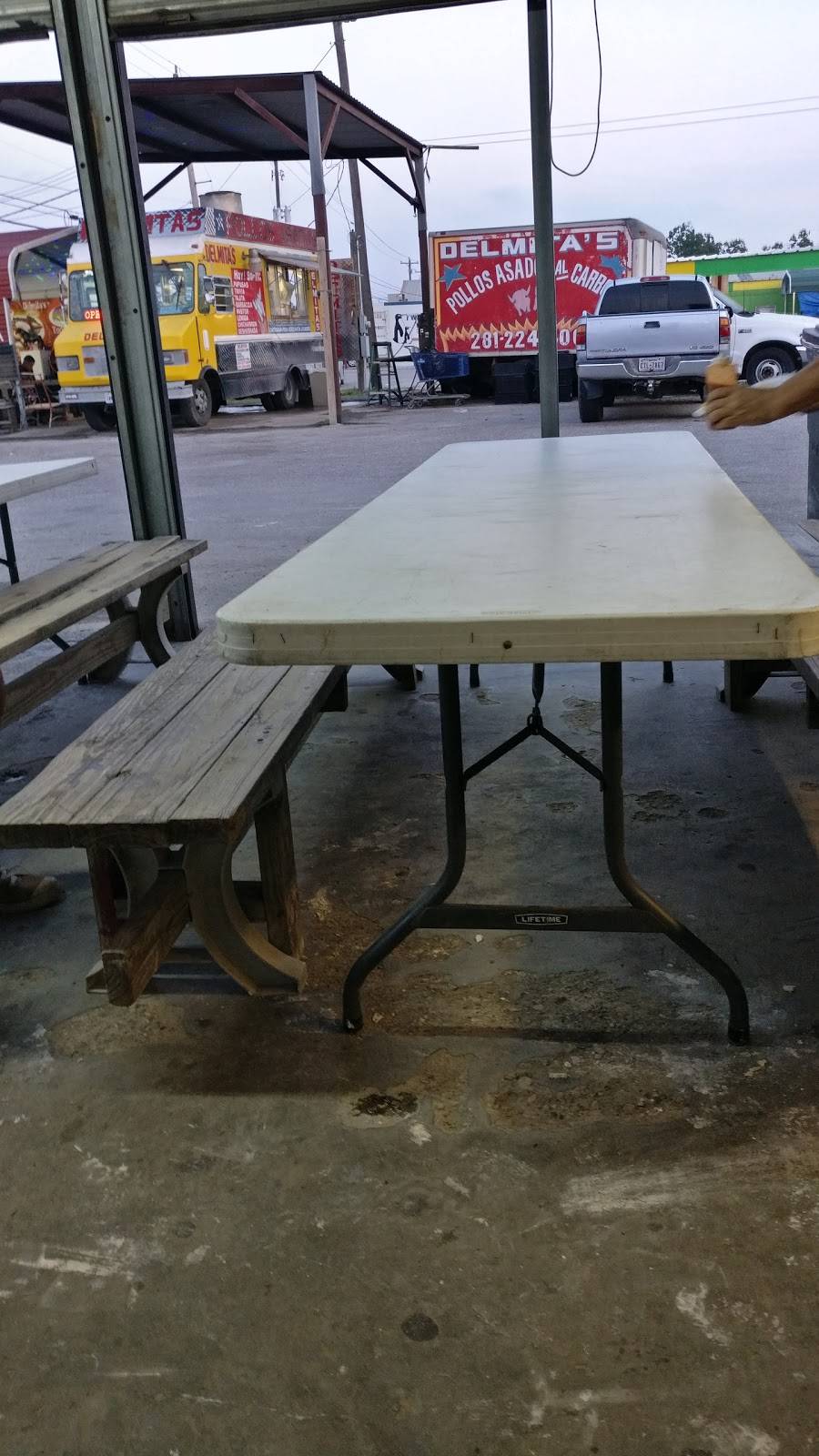 Delmitas Pollos Y Pupusas | restaurant | 9567 Airline Dr, Houston, TX 77037, USA | 2812172844 OR +1 281-217-2844