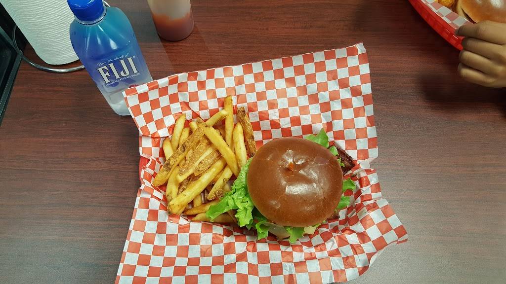 Sharks Burger | restaurant | 12681 Hero Way West, Leander, TX 78641, USA | 5122595200 OR +1 512-259-5200