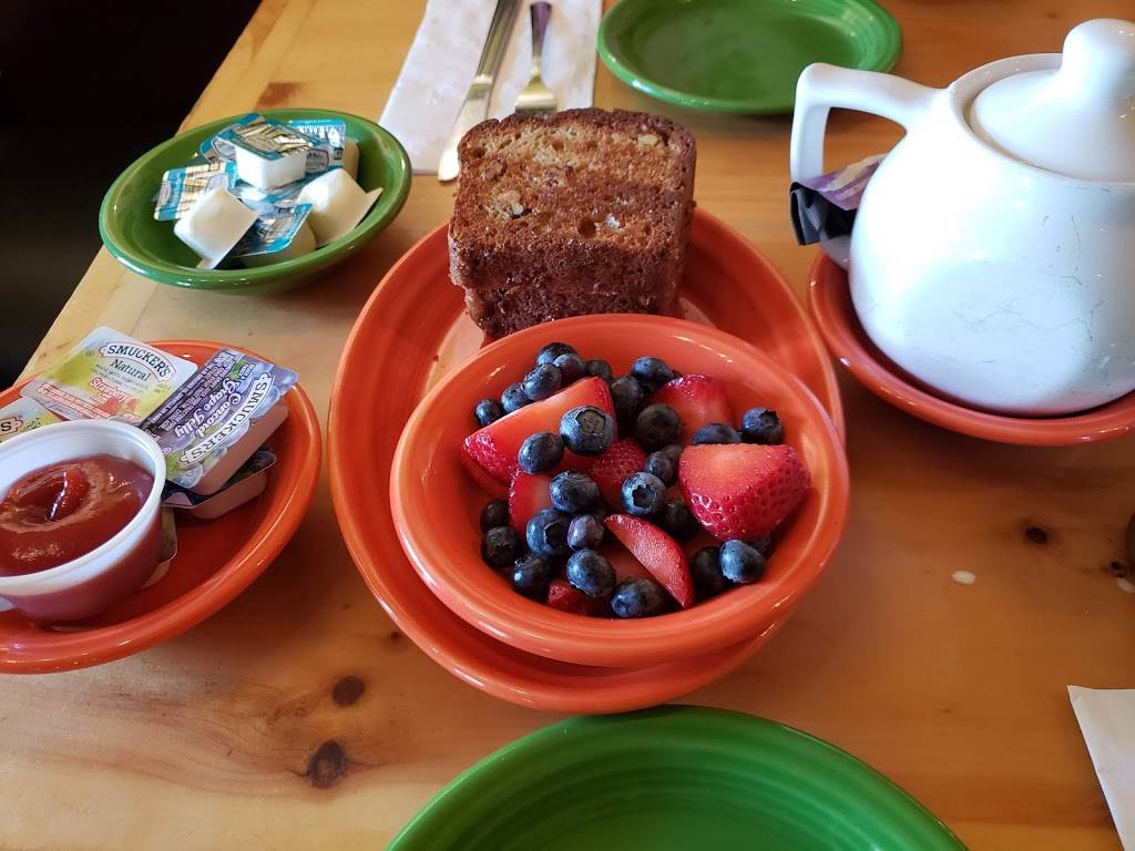 Tuckers | restaurant | 207 Main St, New London, NH 03257, USA | 6034135528 OR +1 603-413-5528