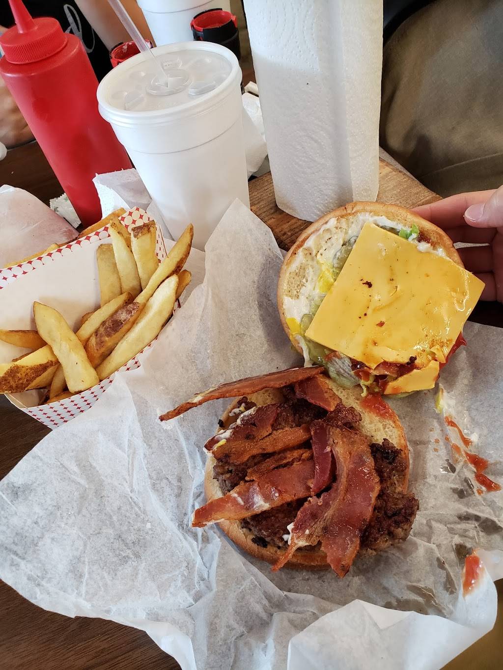 Sheila Cs Burger Barn | restaurant | 622 Shug Jordan Pkwy, Auburn, AL 36832, USA | 3342835200 OR +1 334-283-5200