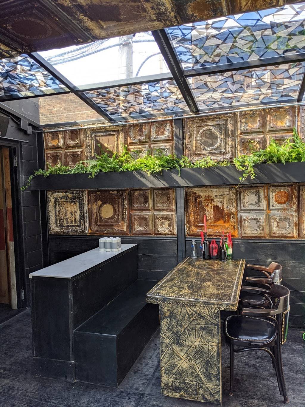 Lawn Restaurant - Hamburger • Philly Cheesesteak • Waffles | restaurant | 1141 N Ashland Ave, Chicago, IL 60622, USA | 7739048608 OR +1 773-904-8608