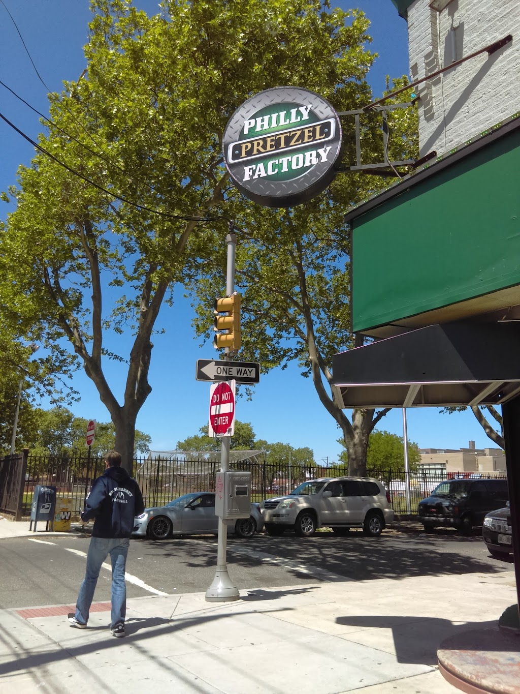 Philly Pretzel Factory | bakery | 2655 S 3rd St, Philadelphia, PA 19148, USA | 2153390111 OR +1 215-339-0111