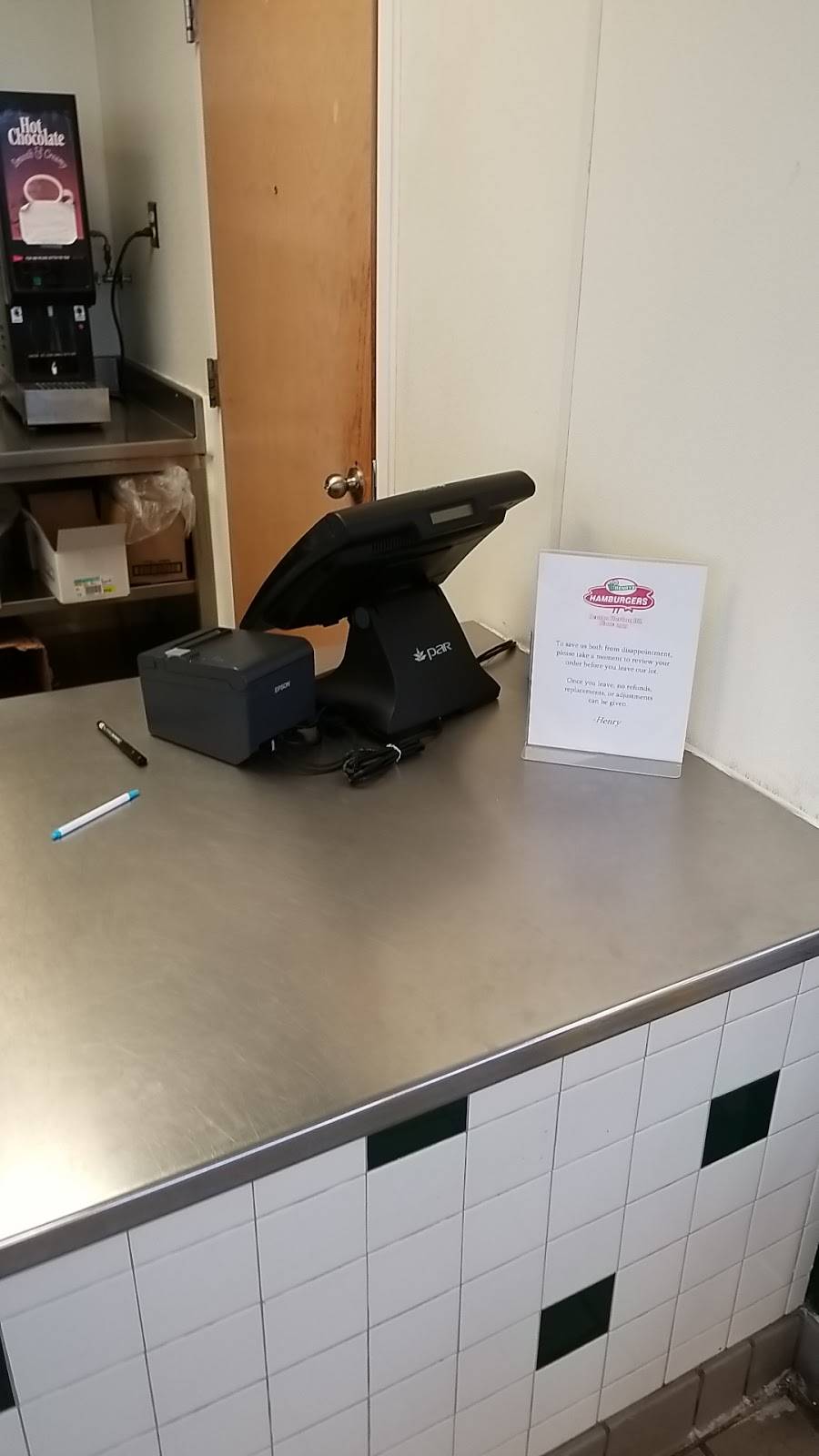 Henrys Hamburgers | restaurant | 1832 M-139, Benton Harbor, MI 49022, USA | 2699266757 OR +1 269-926-6757