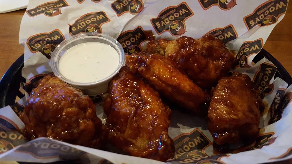 Woodys Wing House | restaurant | 161 E Campus View Blvd, Columbus, OH 43235, USA | 6144339464 OR +1 614-433-9464