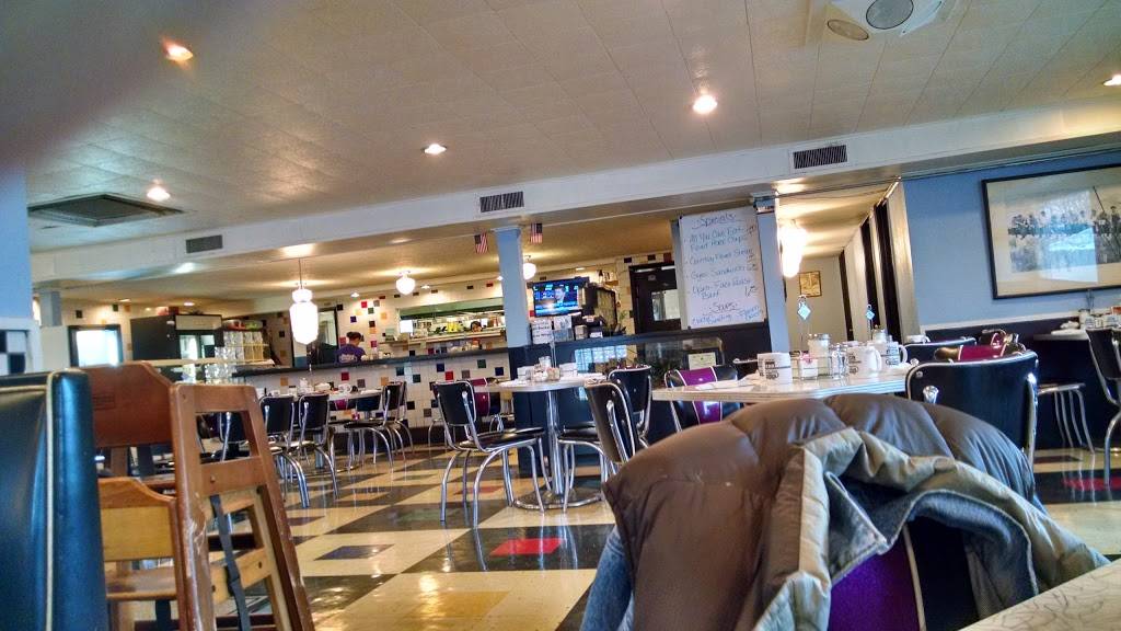 Highland Diner | restaurant | 418 Walnut St, Highland, IL 62249, USA | 6186547481 OR +1 618-654-7481
