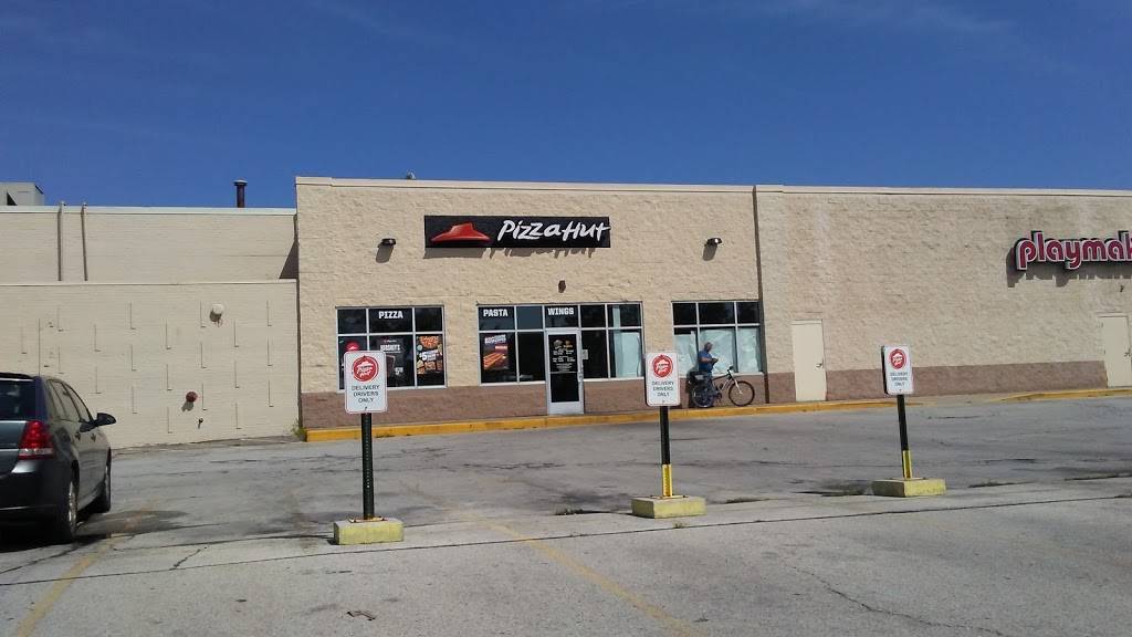 Pizza Hut | restaurant | 3555 S 27th St, Milwaukee, WI 53221, USA | 4143833633 OR +1 414-383-3633