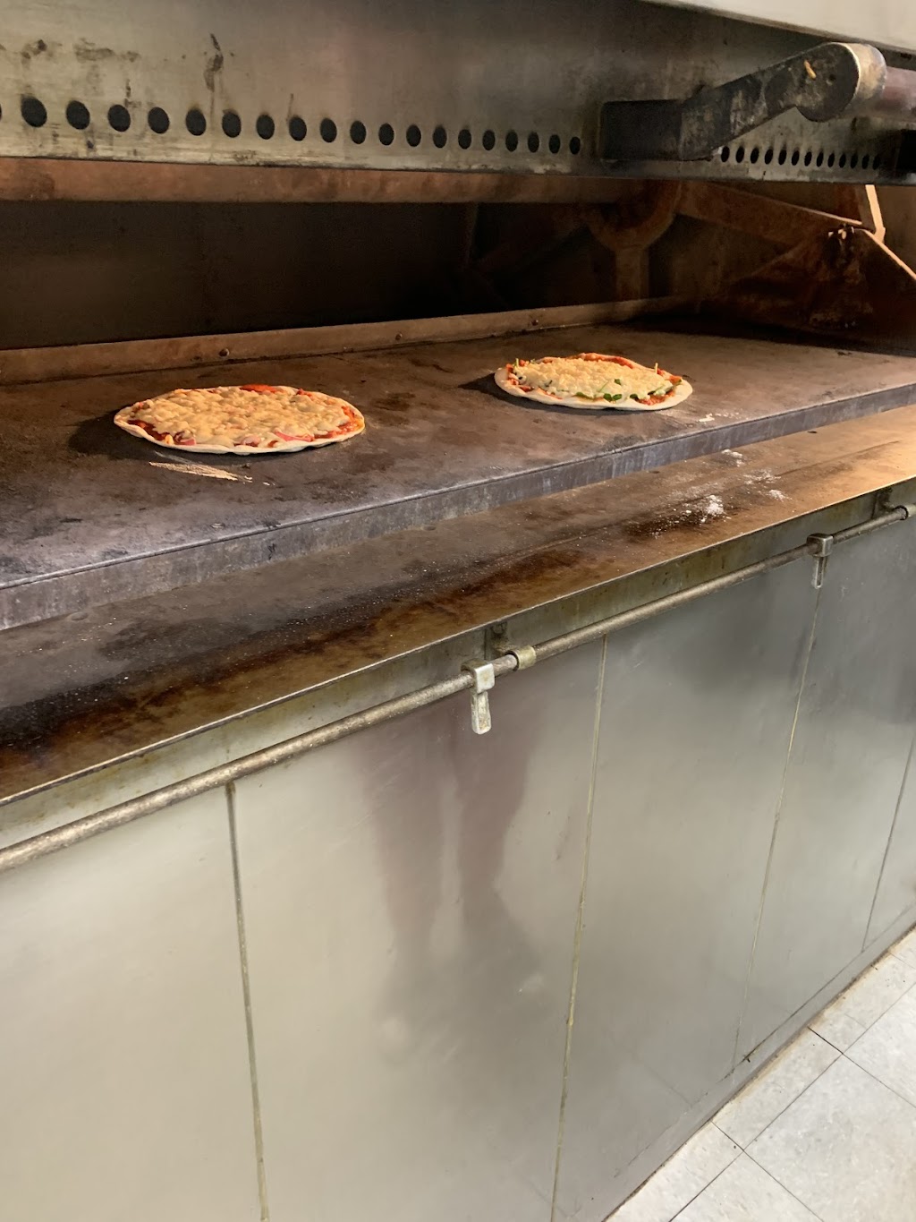 Old Plank Pizza Company | restaurant | 14 Elwood St, Frankfort, IL 60423, USA | 8156418702 OR +1 815-641-8702