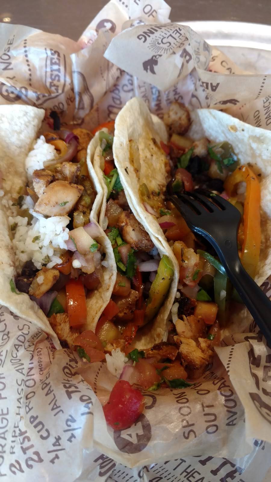 Chipotle Mexican Grill | restaurant | 701 Bridgeport Ave, Shelton, CT 06484, USA | 2032252766 OR +1 203-225-2766