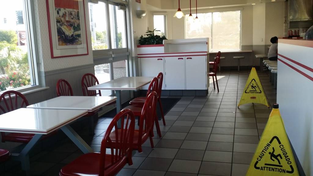 In-N-Out Burger | restaurant | 108 E Easton St, Rialto, CA 92376, USA | 8007861000 OR +1 800-786-1000