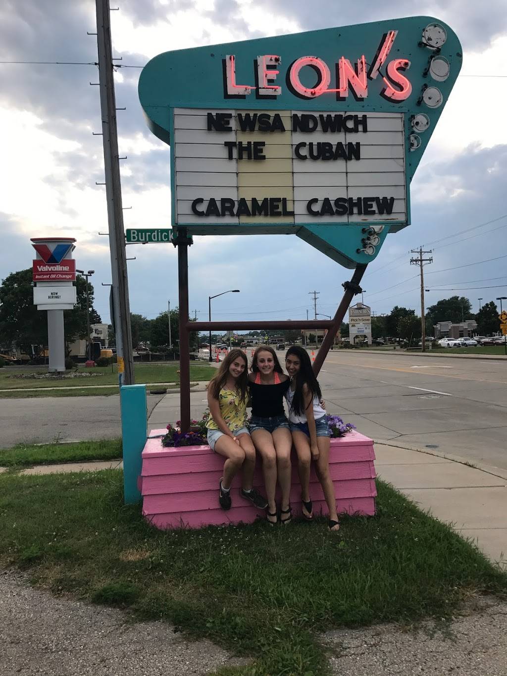 Leons Frozen Custard | restaurant | 121 W Murdock Ave, Oshkosh, WI 54901, USA | 9202317755 OR +1 920-231-7755