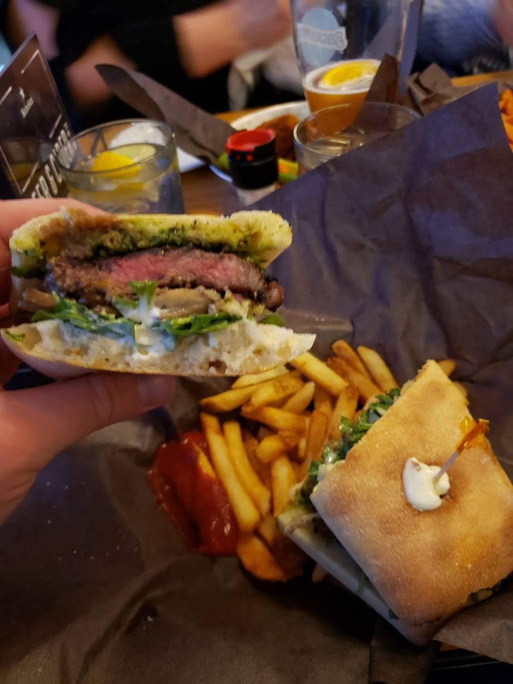 Crazy Horse Sports Bar & Grill | restaurant | 1101 Horseshoe Valley Rd W, Barrie, ON L4M 4Y8, Canada | 7058352790 OR +1 705-835-2790