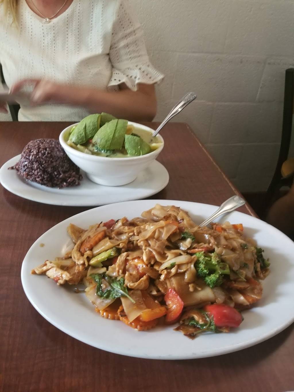 The Coconut On T | restaurant | 1110 T St, Sacramento, CA 95811, USA | 9168224665 OR +1 916-822-4665