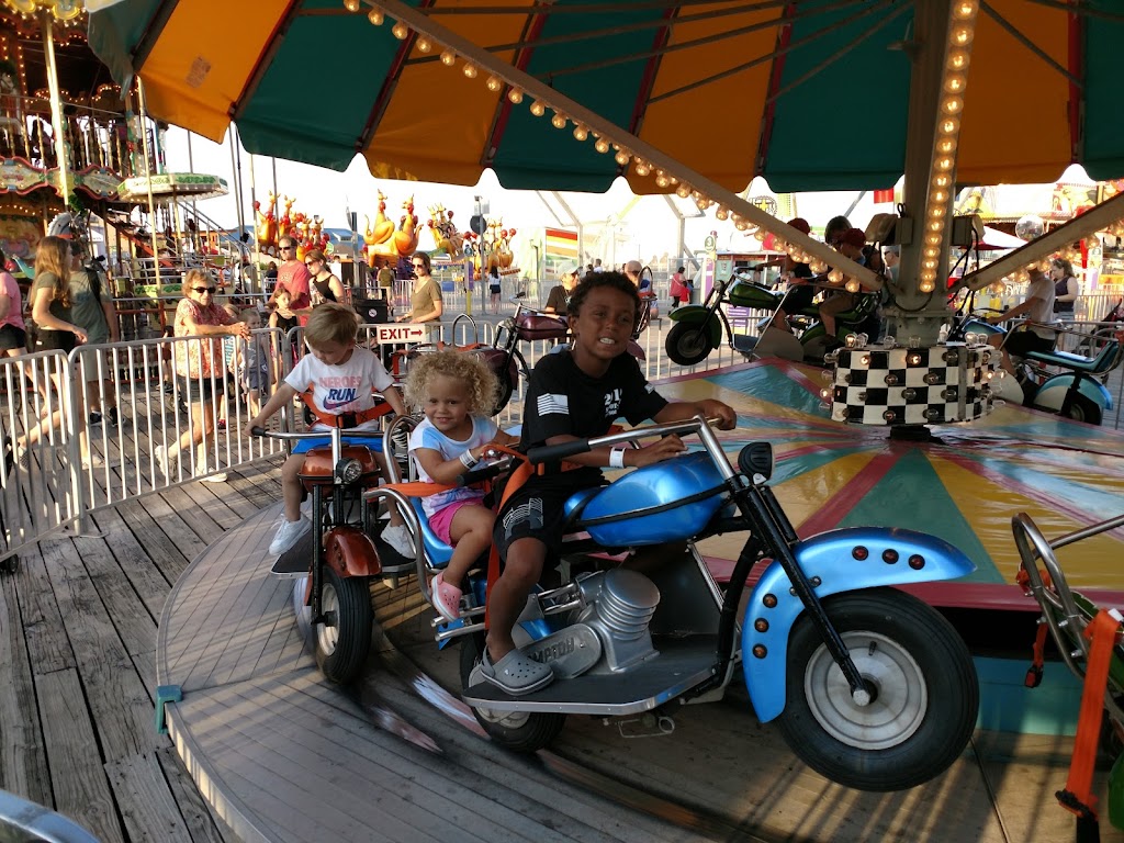 Ocean Oasis Water Park + Beach Club | restaurant | 2501 Boardwalk, Wildwood, NJ 08260, USA | 6095223900 OR +1 609-522-3900