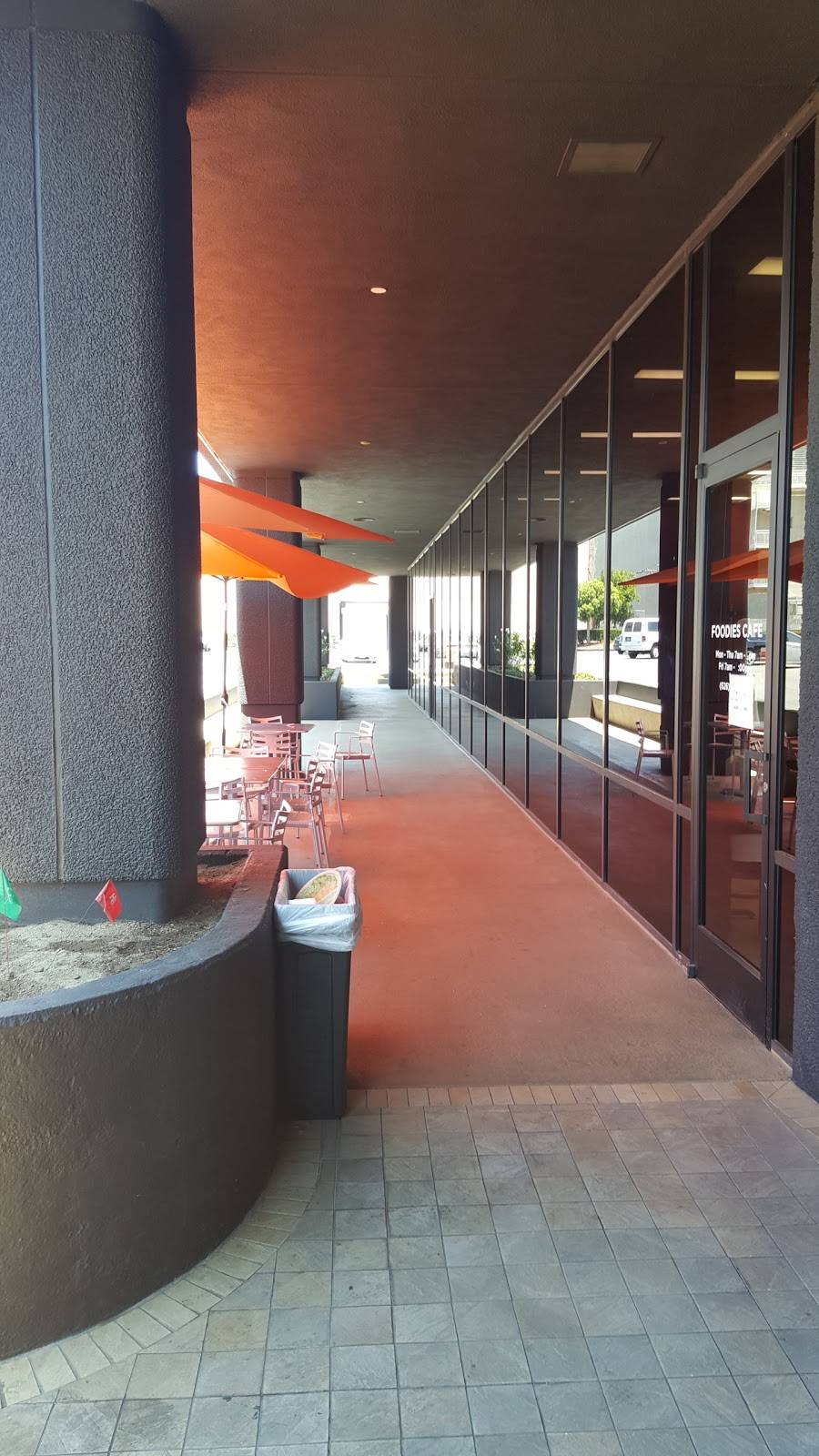 Foodies Cafe | cafe | 1111 S Arroyo Pkwy, Pasadena, CA 91105, USA | 6267871150 OR +1 626-787-1150