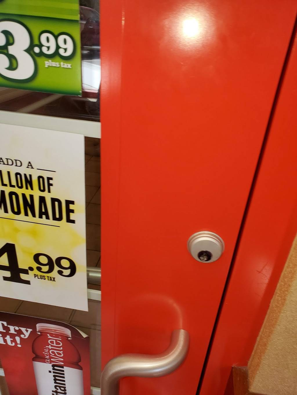 Lees Famous Recipe Chicken | restaurant | 1652 Carlyle Ave, Belleville, IL 62221, USA | 6182572410 OR +1 618-257-2410