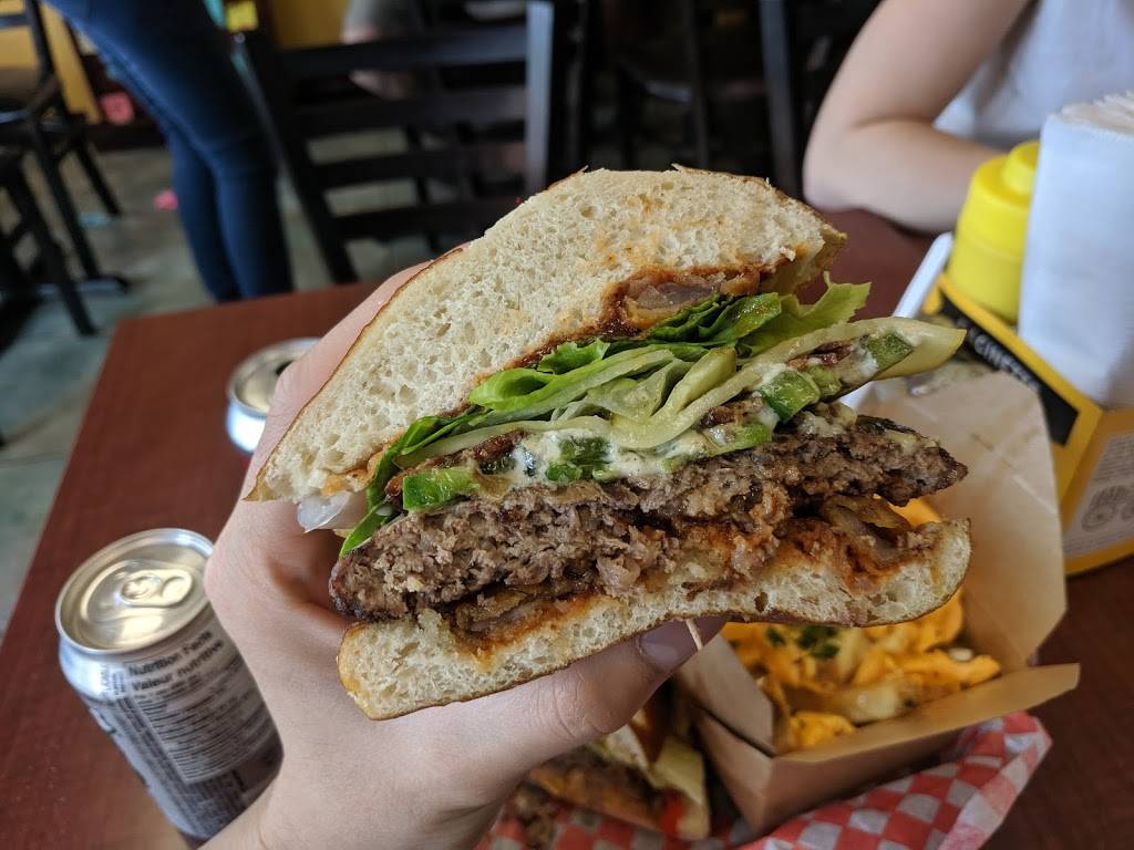 Burger Revolution | restaurant | 300 N Front St, Belleville, ON K8P 3C4, Canada | 6139663388 OR +1 613-966-3388