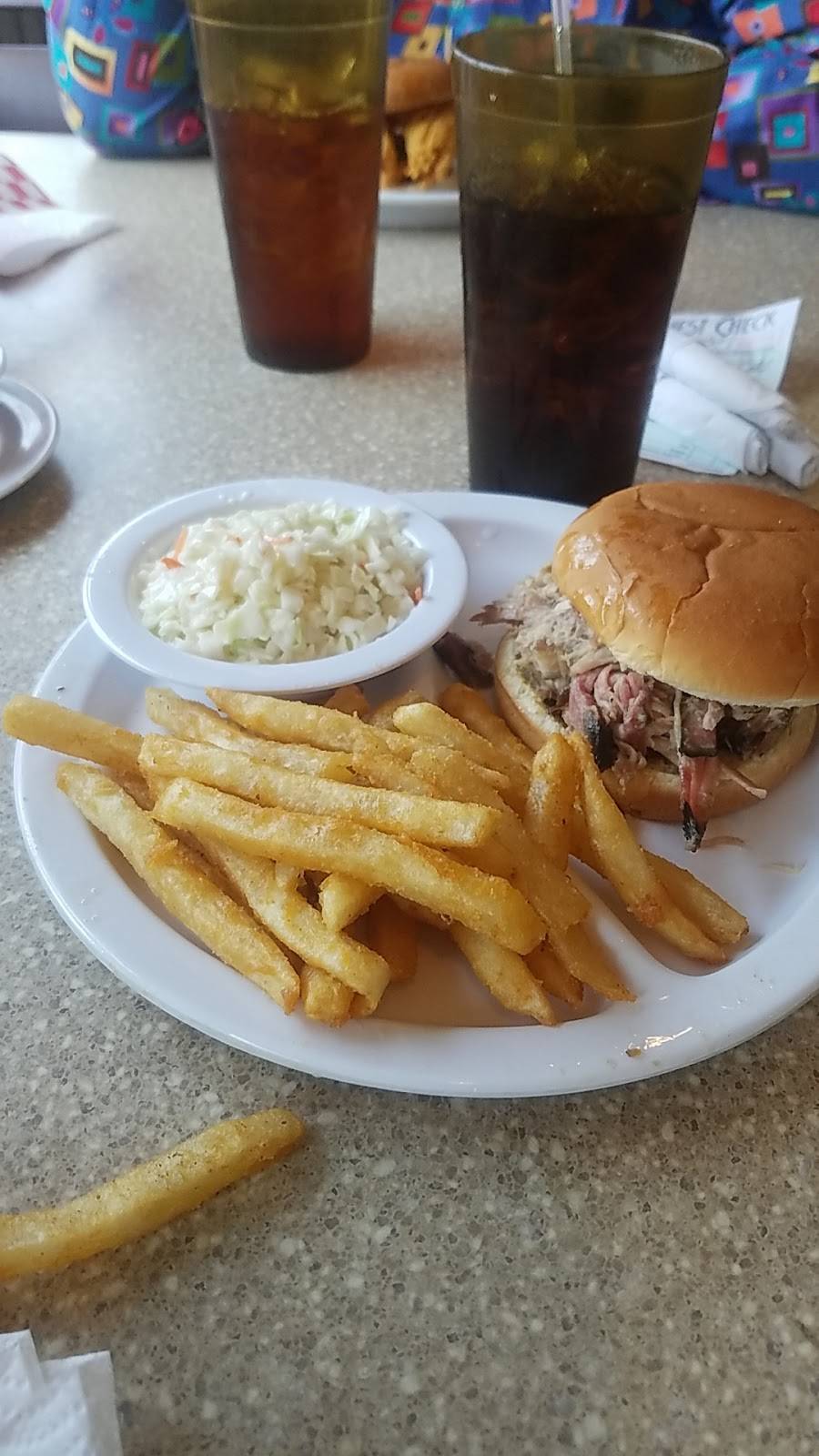 Triple E Bar-B-Q East | restaurant | 906 E Deyoung St, Marion, IL 62959, USA | 6189971369 OR +1 618-997-1369