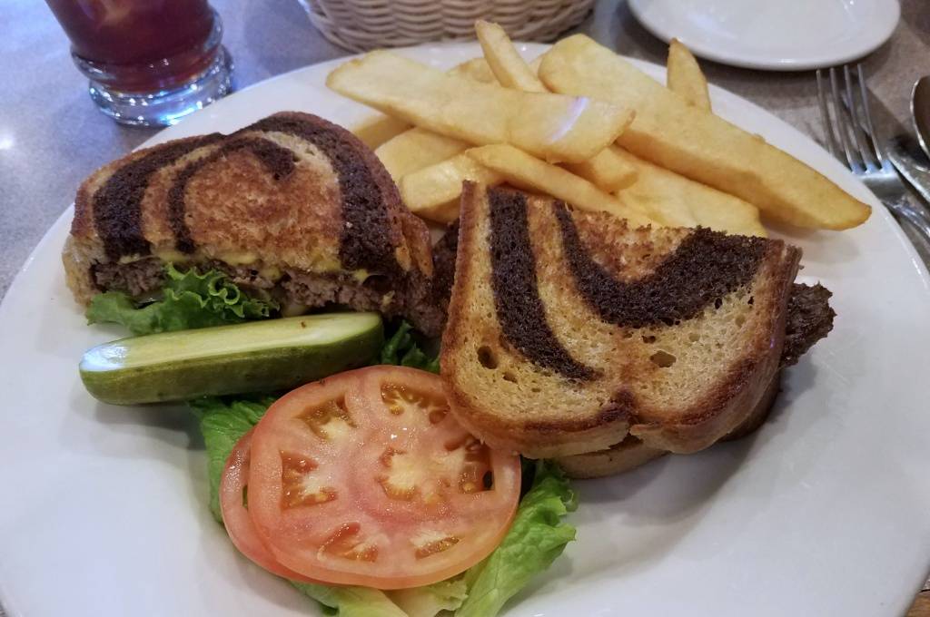 Quincys Restaurant | bakery | 1112 E Ogden Ave, Naperville, IL 60563, USA | 6303698035 OR +1 630-369-8035