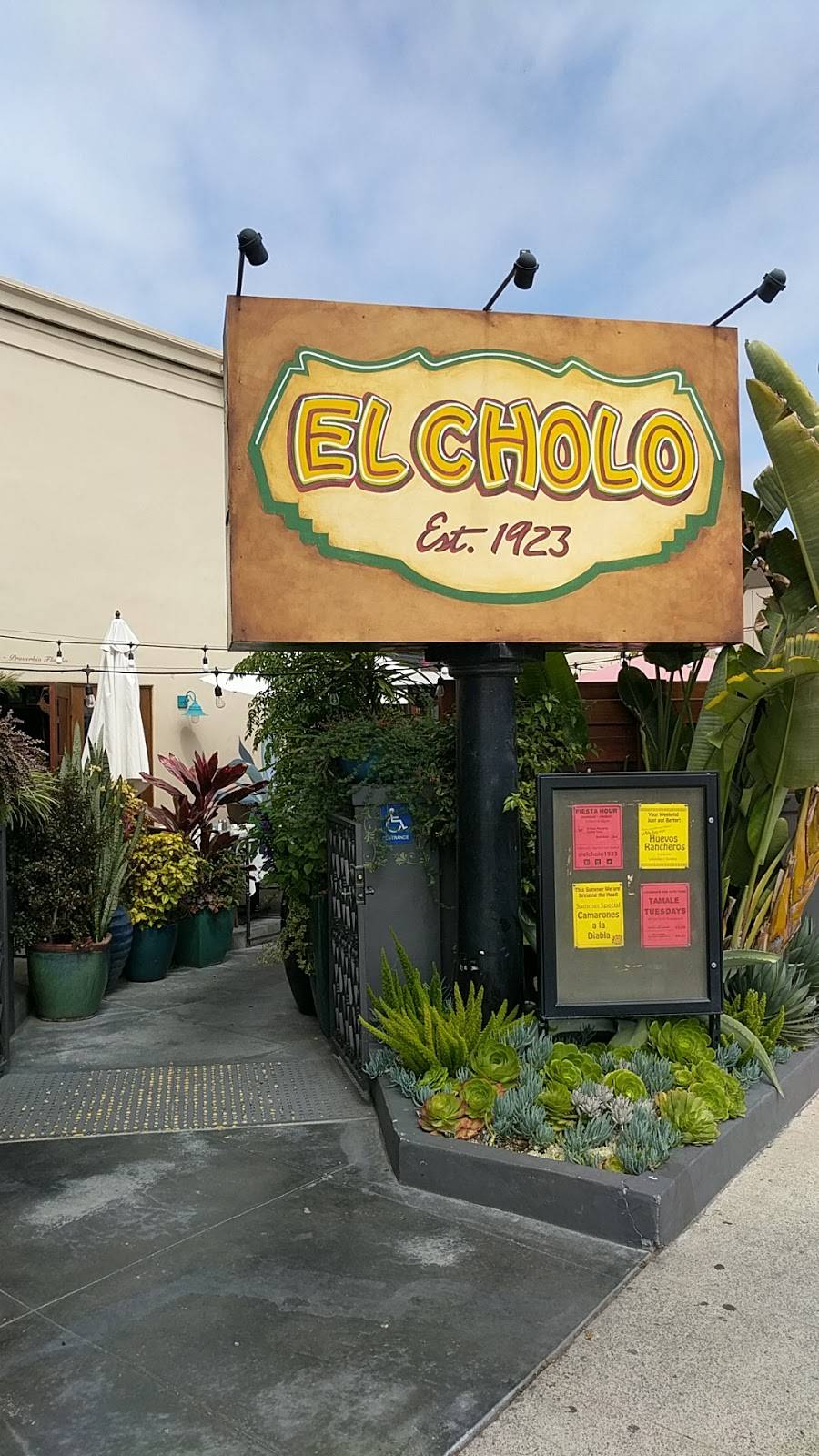 El Cholo | restaurant | 3520 East Coast Hwy, Corona Del Mar, CA 92625, USA | 9497776137 OR +1 949-777-6137