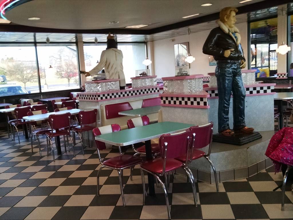 Burger King | restaurant | 7197 Charles St, Rockford, IL 61112, USA | 8153327880 OR +1 815-332-7880