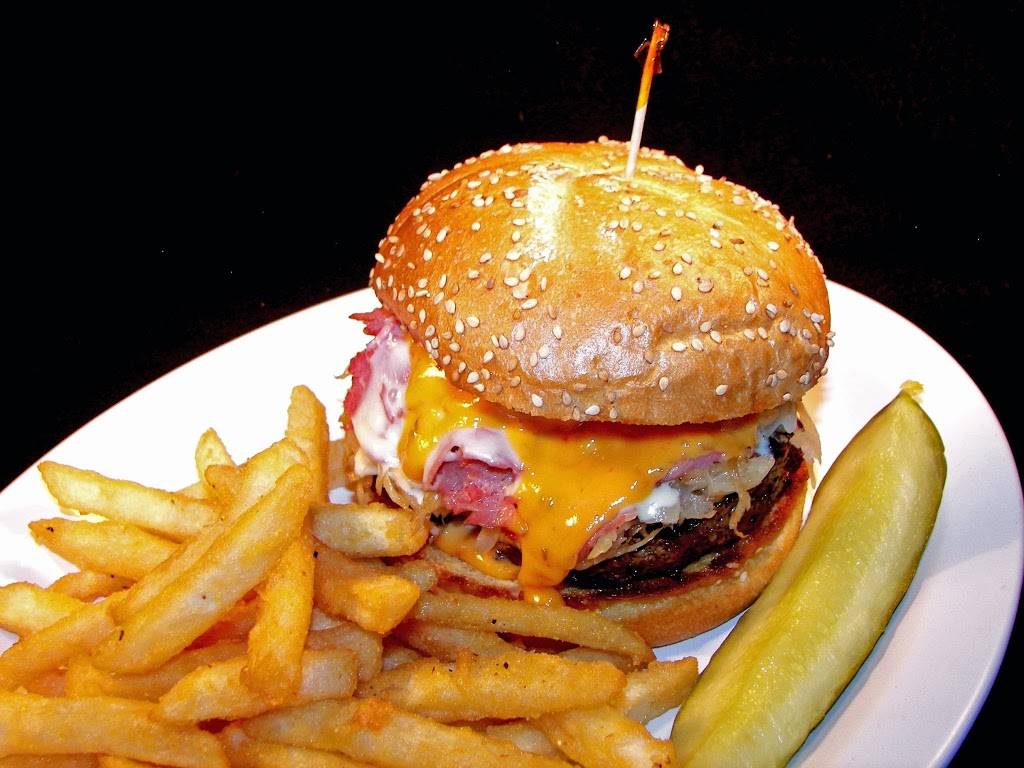 Irish Tavern | restaurant | 4703 Elizabeth Lake Rd, Waterford Twp, MI 48327, USA | 2486839056 OR +1 248-683-9056