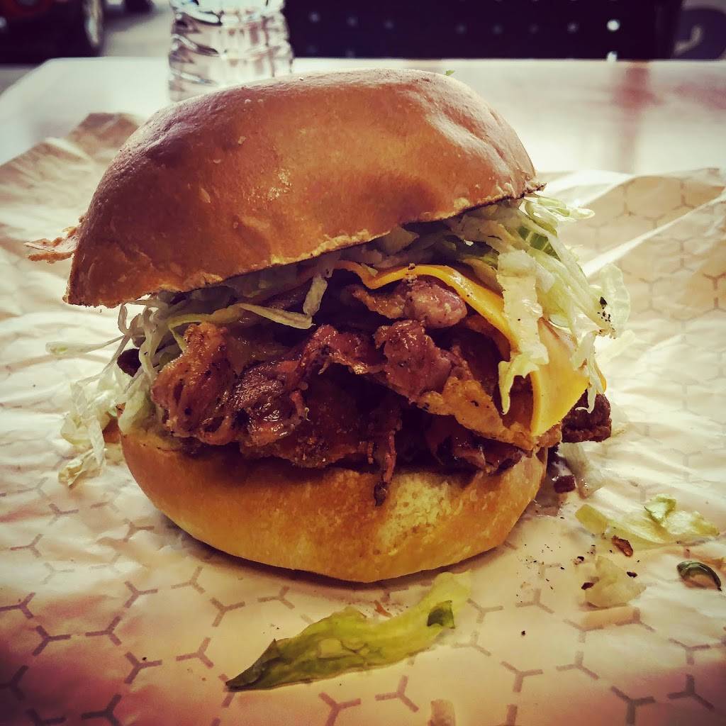 Snuffys Grill | restaurant | 3555 Thickson Road North, Whitby, ON L1R 2H1, Canada | 9052406990 OR +1 905-240-6990