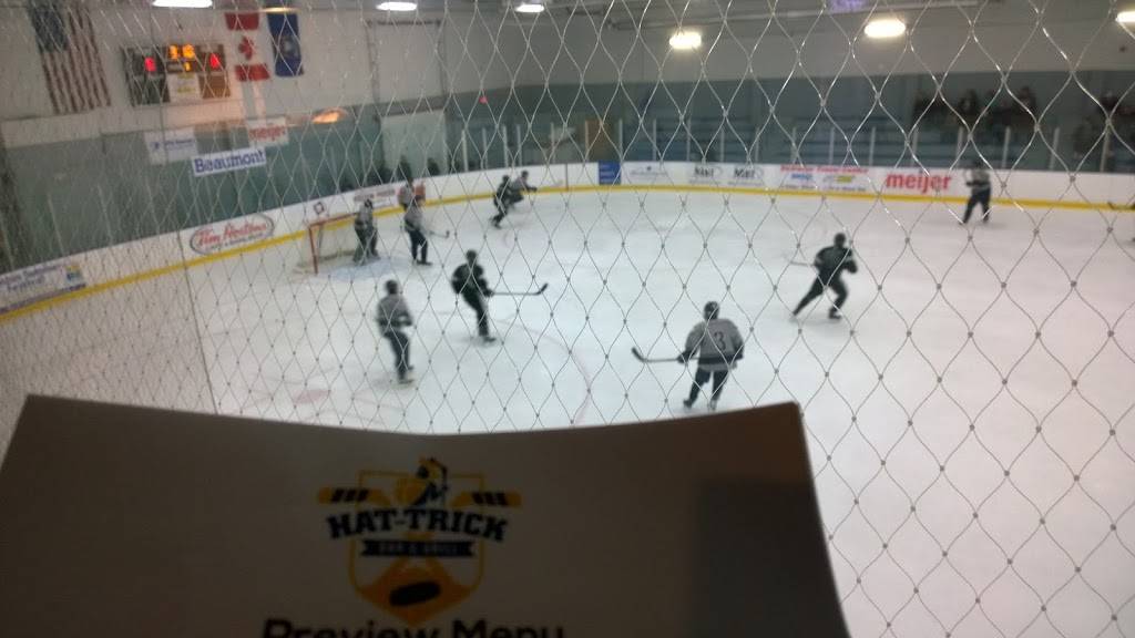 Hat-Trick Bar & Grill | restaurant | 3101 West Rd, Trenton, MI 48183, USA | 7346716100 OR +1 734-671-6100