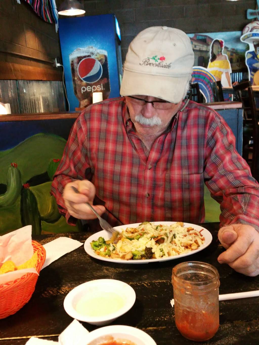 El Rio | restaurant | 49122 US-52, Kermit, WV 25674, USA | 3043936908 OR +1 304-393-6908