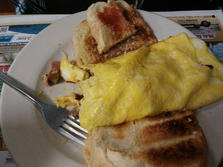 Denises Cafe | restaurant | 163 Stark St, Randolph, WI 53956, USA | 9203263535 OR +1 920-326-3535