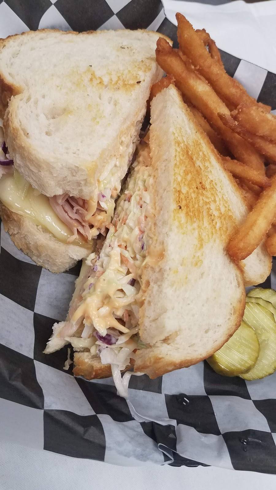 Turn 2 Sports Bar & Restaurant | restaurant | 777 Hollywood Casino Blvd, Kansas City, KS 66111, USA | 9132879768 OR +1 913-287-9768