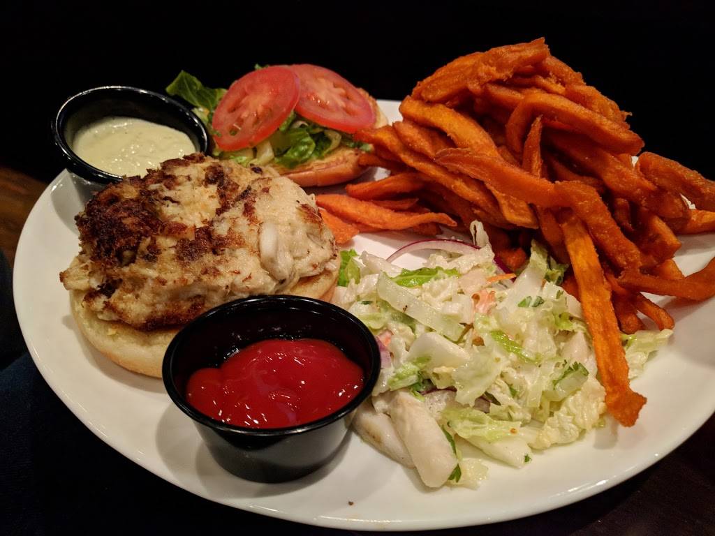 Studio Movie Grill | restaurant | 4401 W Claiborne Square, Hampton, VA 23666, USA | 7573258896 OR +1 757-325-8896