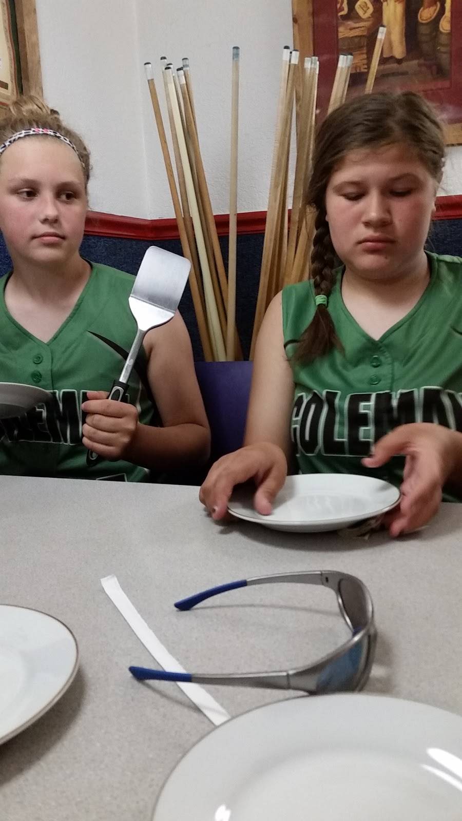 Scoops Sports Cafe Inc | restaurant | 2000 Cleveland Ave, Marinette, WI 54143, USA | 7157324472 OR +1 715-732-4472