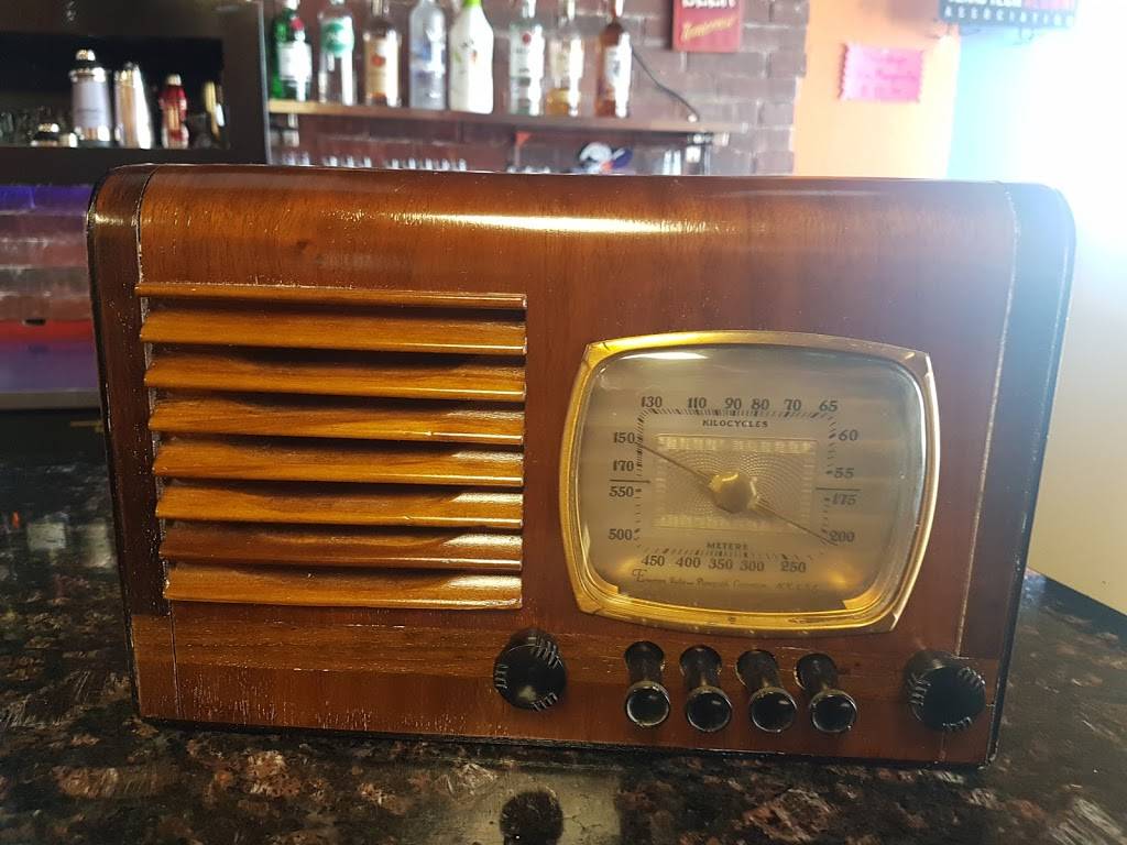 Royal Wings Sports Bar And Grill | restaurant | 6513 N Mesa St b, El Paso, TX 79912, USA | 9155902200 OR +1 915-590-2200