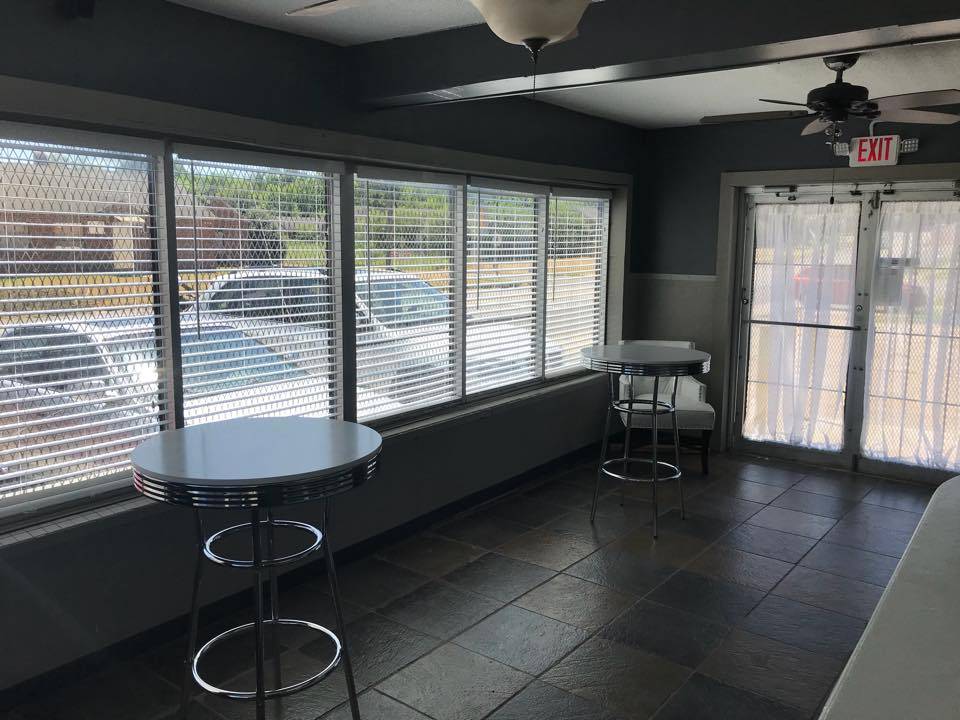 Vivians Down Home Cooking | restaurant | 253 Tillman St, Memphis, TN 38112, USA | 9015675577 OR +1 901-567-5577