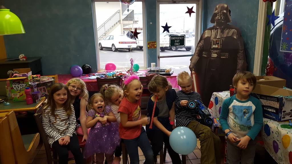 Subway | meal takeaway | 11 W Marine Dr, Astoria, OR 97103, USA | 5033253322 OR +1 503-325-3322