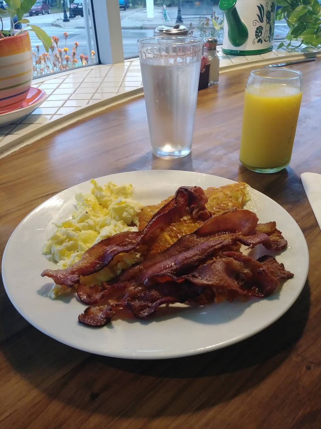 Teds Ice Cream & Restaurant | restaurant | 6204 W North Ave, Wauwatosa, WI 53213, USA | 4142585610 OR +1 414-258-5610